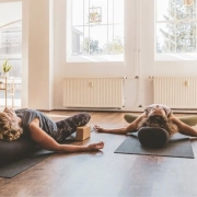 Carolien en Leonie in butterfly yin yoga in Apeldoorn