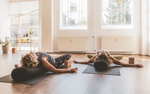 Carolien en Leonie in butterfly yin yoga in Apeldoorn